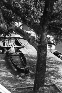 604273 Afbeelding van enkele bootje op de werf langs de Oudegracht te Utrecht.